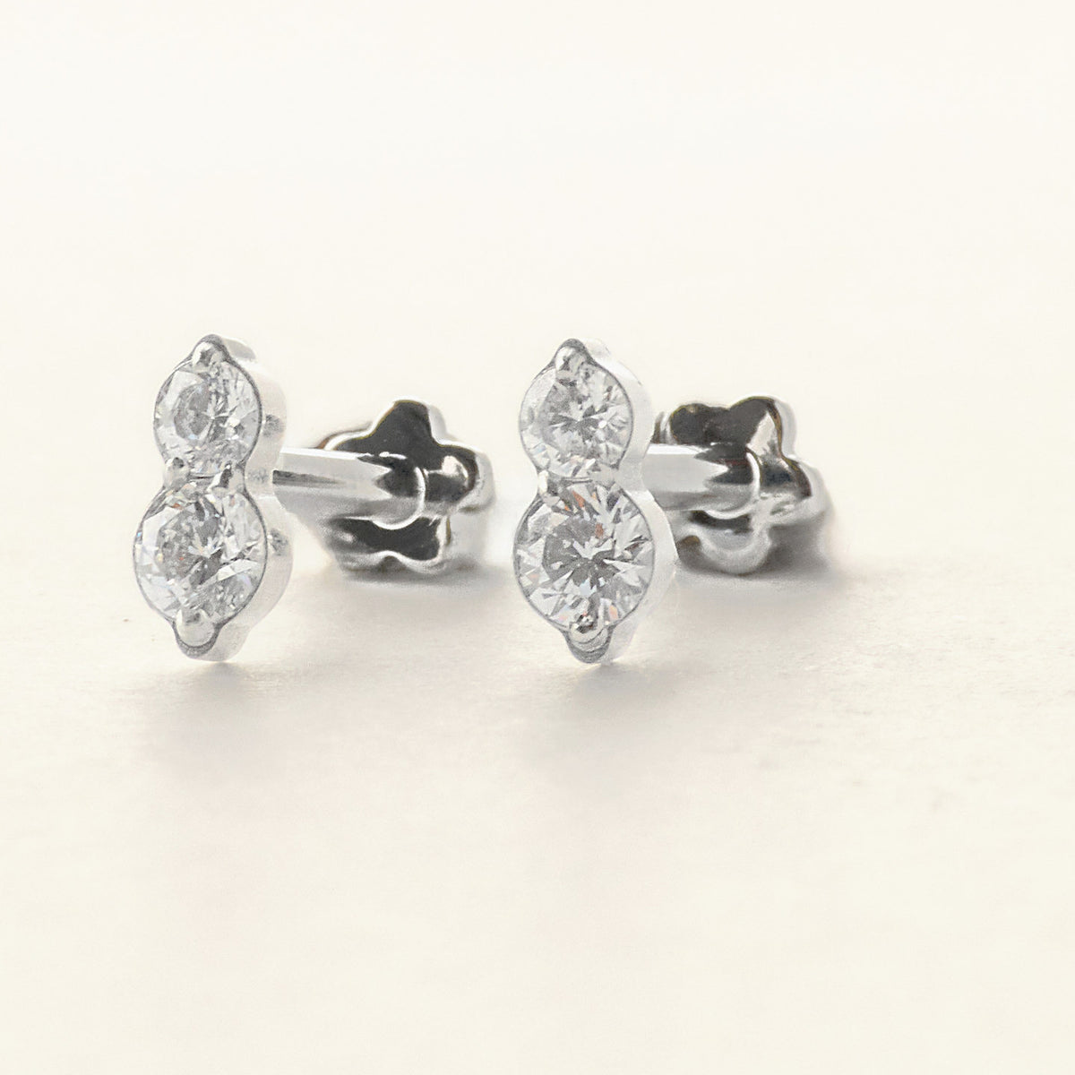 Aura Stud シルバー｜チタン フラットバックピアス｜Rozea