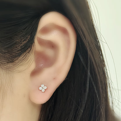 Flora Stud（シルバー）を耳たぶにつけた着用イメージ。花をかたどった丸い形。チタン フラットバックピアス｜Rozea