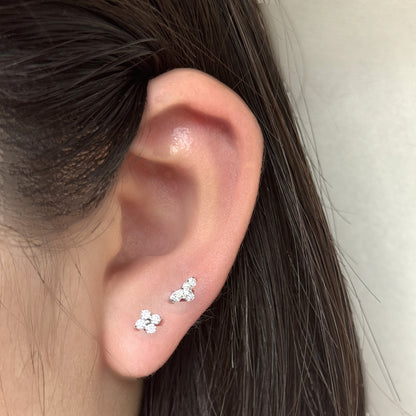 耳たぶに Flora Stud、その上に Bloom Stud（ともにシルバー）を重ねづけした着用イメージ。チタン フラットバックピアス｜Rozea