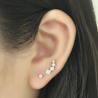 Linea Stud と Pure Stud（ともにシルバー）を耳たぶに二つ並べて重ねづけした着用イメージ。チタン フラットバックピアス｜Rozea