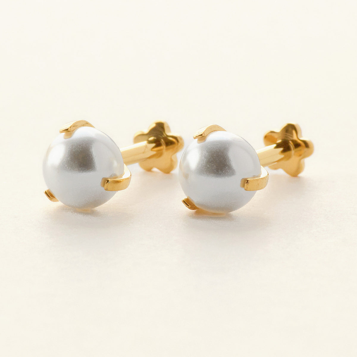 Luna Pearl ゴールド｜チタン フラットバックピアス｜Rozea