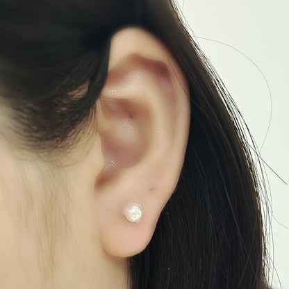 Luna Pearl（シルバー）を耳たぶにつけた着用イメージ。丸いパール一粒。チタン フラットバックピアス｜Rozea