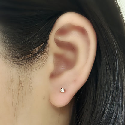 Pure Stud（シルバー）を耳たぶにつけた着用イメージ。丸い一粒のシンプルな形。チタン フラットバックピアス｜Rozea