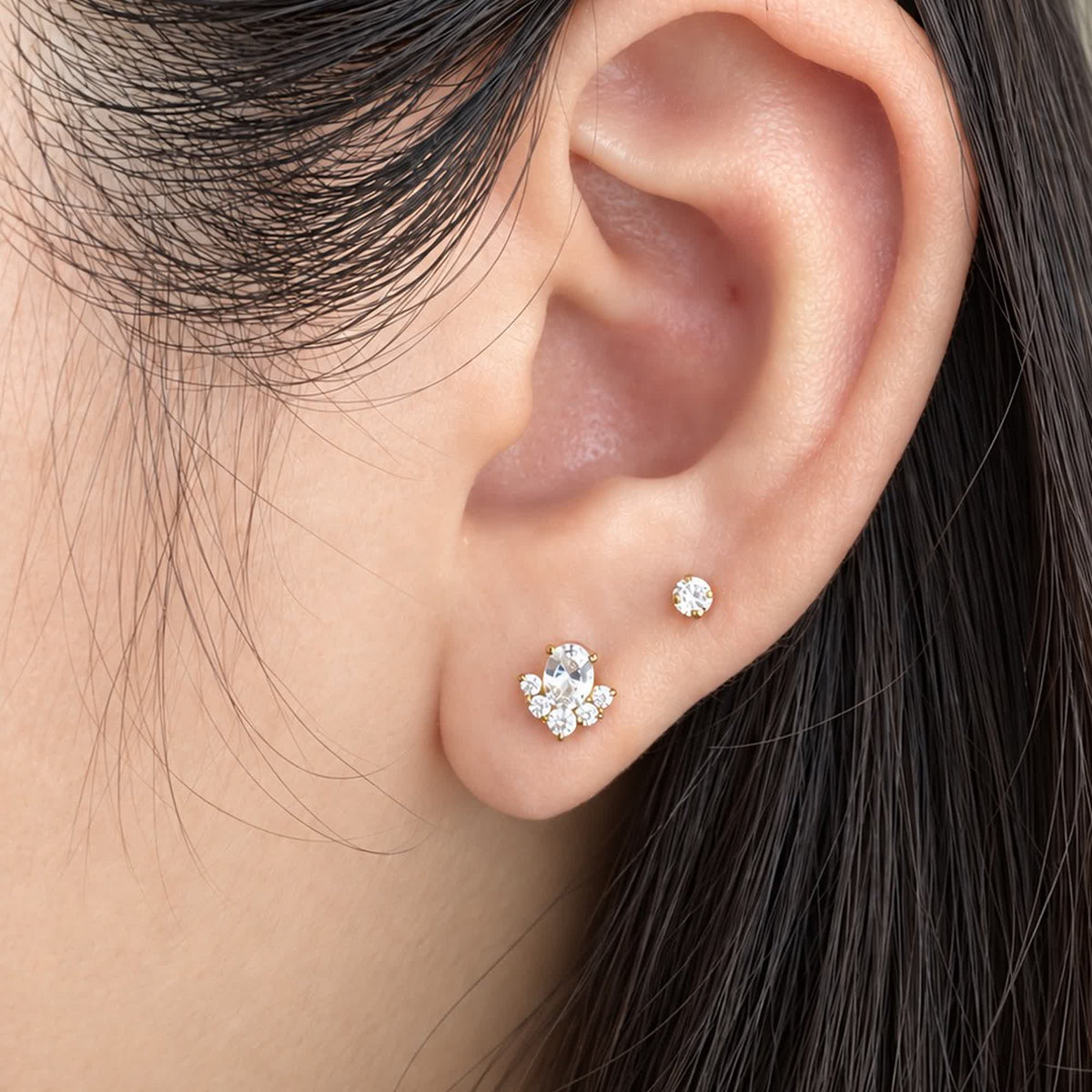 Pure Stud（ゴールド）を耳につけた着用イメージ。Veil Studとの重ねづけ。フラットバックピアス