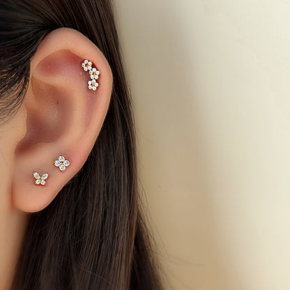 Stella Stud（ゴールド）を耳につけた着用イメージ。ヘリックスに小花の弧。チタン フラットバックピアス｜Rozea