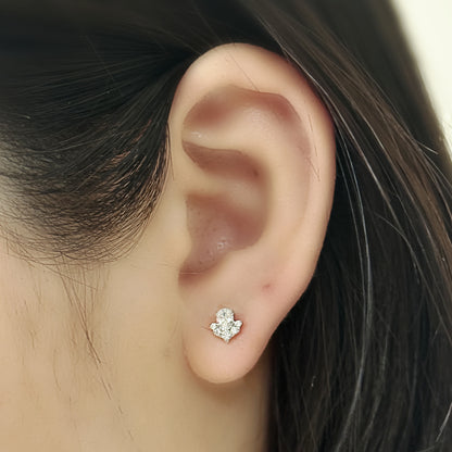 Veil Stud（シルバー）を耳たぶにつけた着用イメージ。楕円の主石を小粒が取り巻く。チタン フラットバックピアス｜Rozea